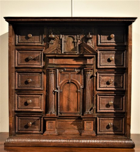 Cabinet Italien avec le front architectural de la Renaissance, fin du XVIe - Mobilier Style Renaissance